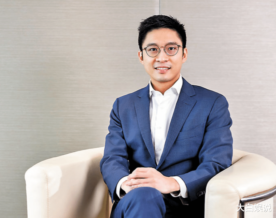 霍震霆父子现身大咖101岁生日宴,二少被众星捧月,座次超父亲