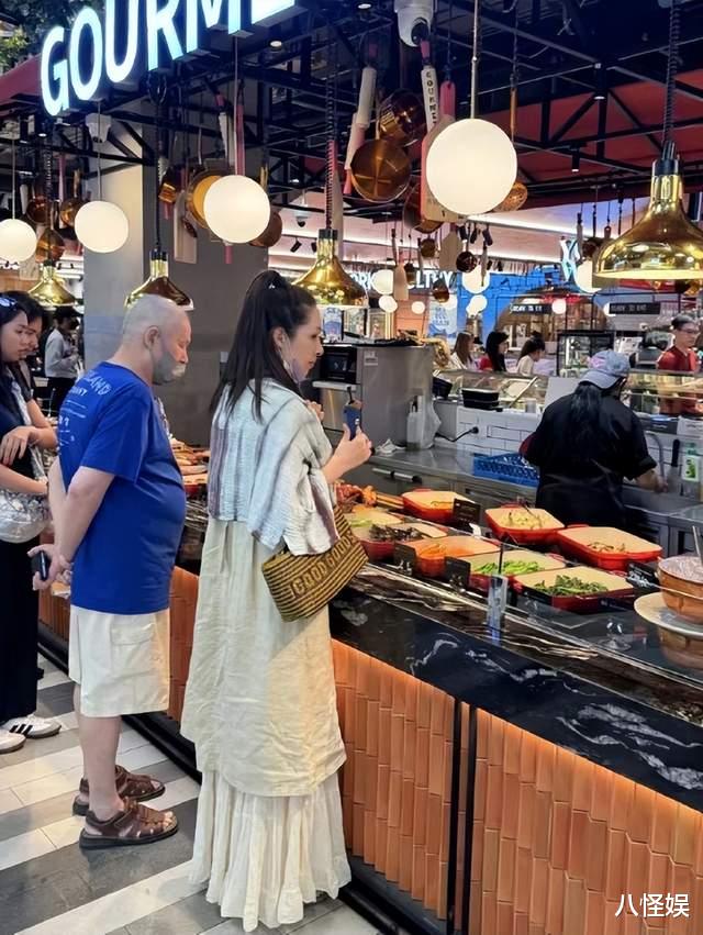 郭碧婷带家人逛泰国夜市,外甥露面超帅气,郭爸头发全白了变慈祥