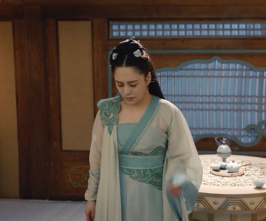 海报是神颜,正片却是五五分、大体格,阿娇的真实颜值藏不住了?