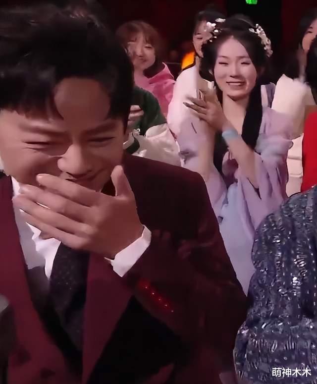 何炅主持双台元宵晚会疲态尽显,湖南台临时改顺序,戏曲节目获赞