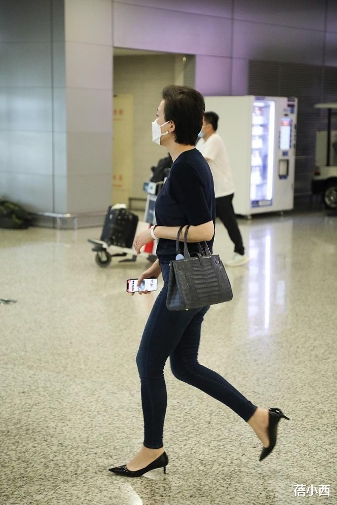 55岁杨澜带火了不费力穿搭:针织衫+牛仔裤+短发,时髦显瘦又洋气