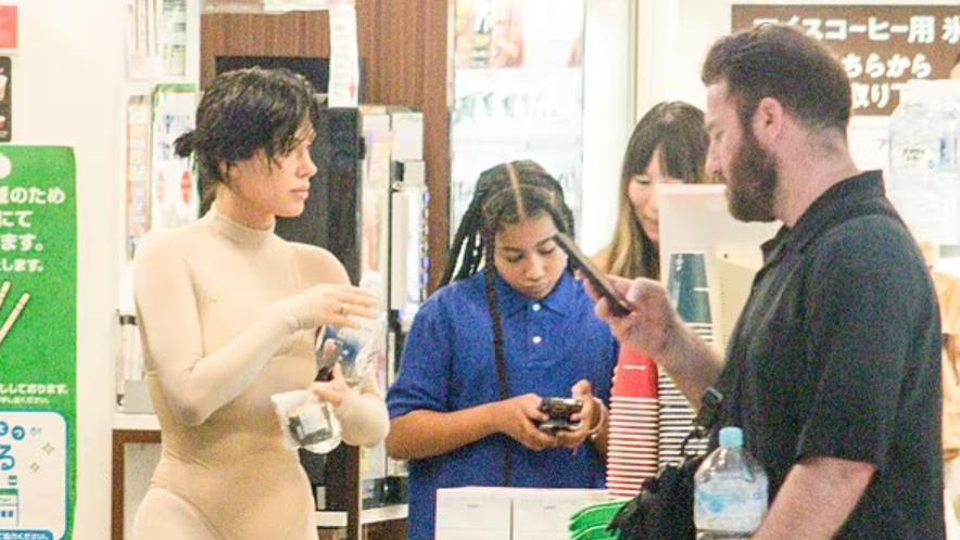 坎耶29岁娇妻再游日本东京，一身肉色衣太抢镜，卡戴珊大女儿也在