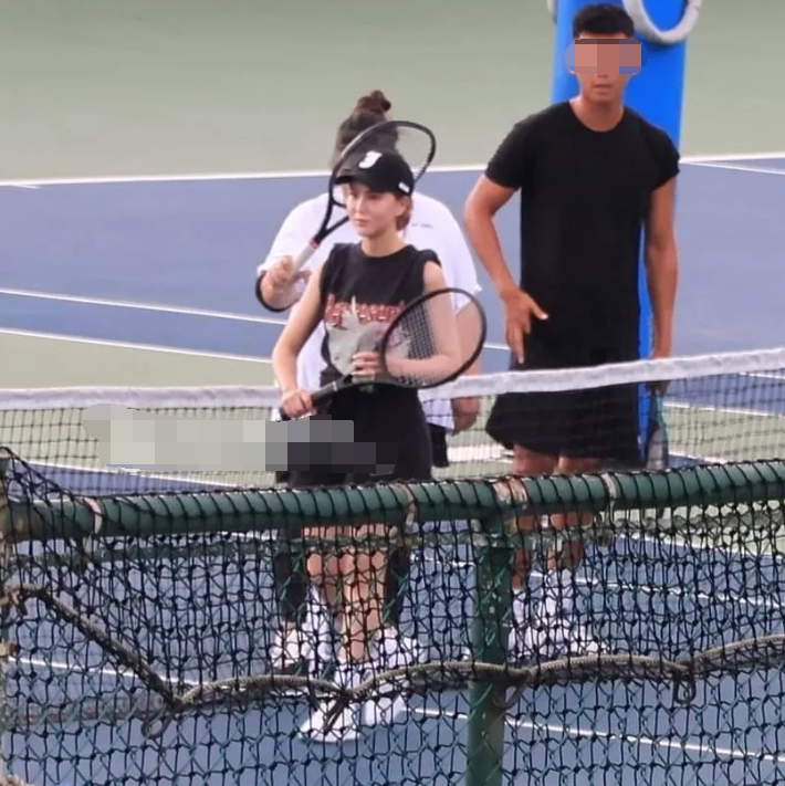 周杰伦携小15岁娇妻打网球,粗壮得像个民工,昆凌真实身材曝光