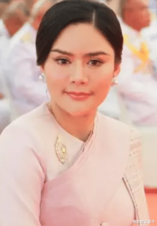 72岁泰王给玉佛换衣体力不支，苏提达全程陪伴，不惧两位后宫新人