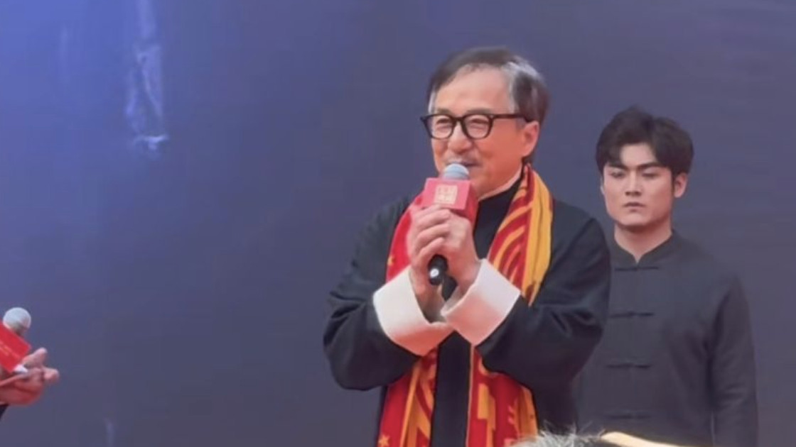 成龙近照老太多，头发胡子花白，网友：对岁月二字有了实感