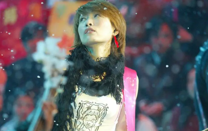 原来她早已去世!23岁爆红,第一个在鸟巢开演唱会,39岁跳楼自杀