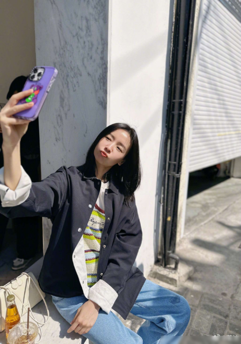 董洁的状态终于回来了:发不过胸,衣服叠穿,时尚洋气