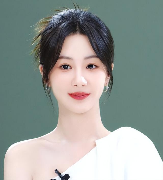 杨紫32岁照片遭质疑，网友：简直判若两人，过度整形不可取。