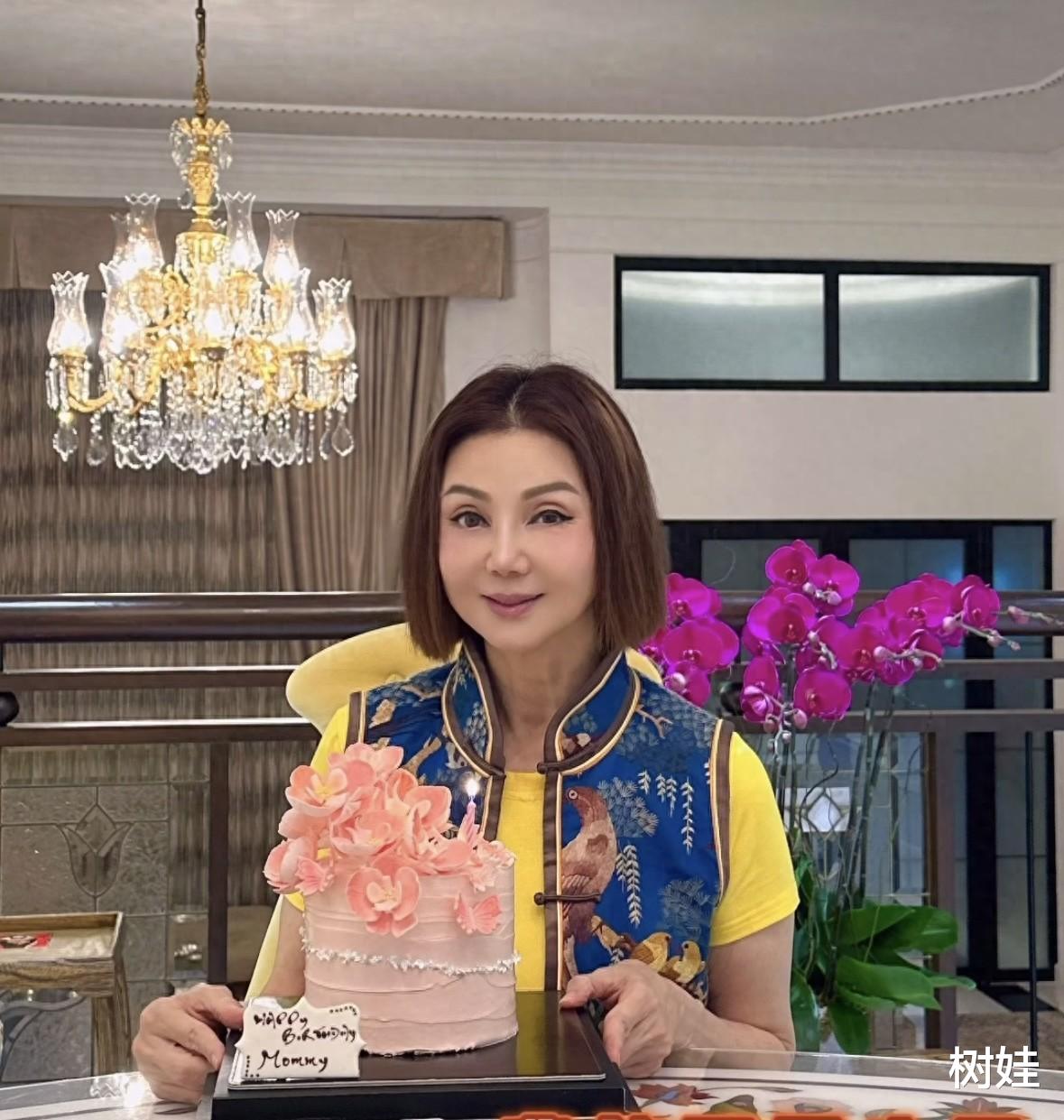 谢玲玲居家庆祝68岁生日，三代同堂吃饭，四亿豪宅灯火通明好气派