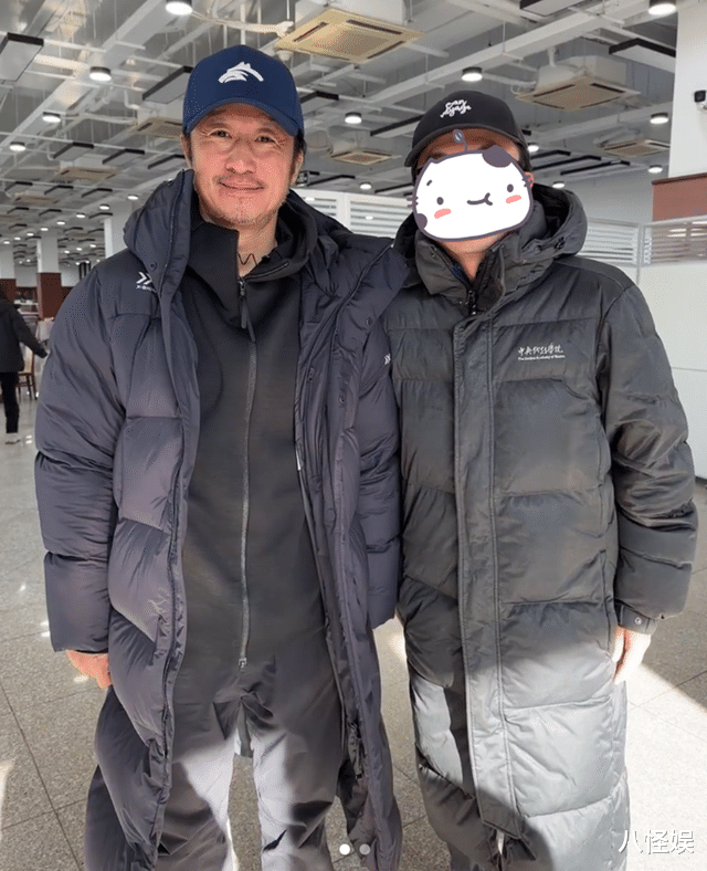 50岁吴京被偶遇,身形高大如180cm,面容沧桑皱纹如树皮老太快