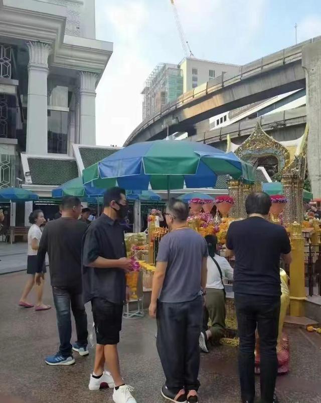 大瓜！古天乐泰国拜四面佛，送4头金象！眼神上热搜！王石也在！