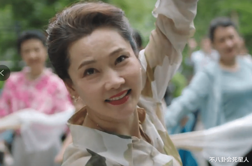 31岁杨紫和60岁何赛飞同框,“科技脸”和原生脸的差别出来了