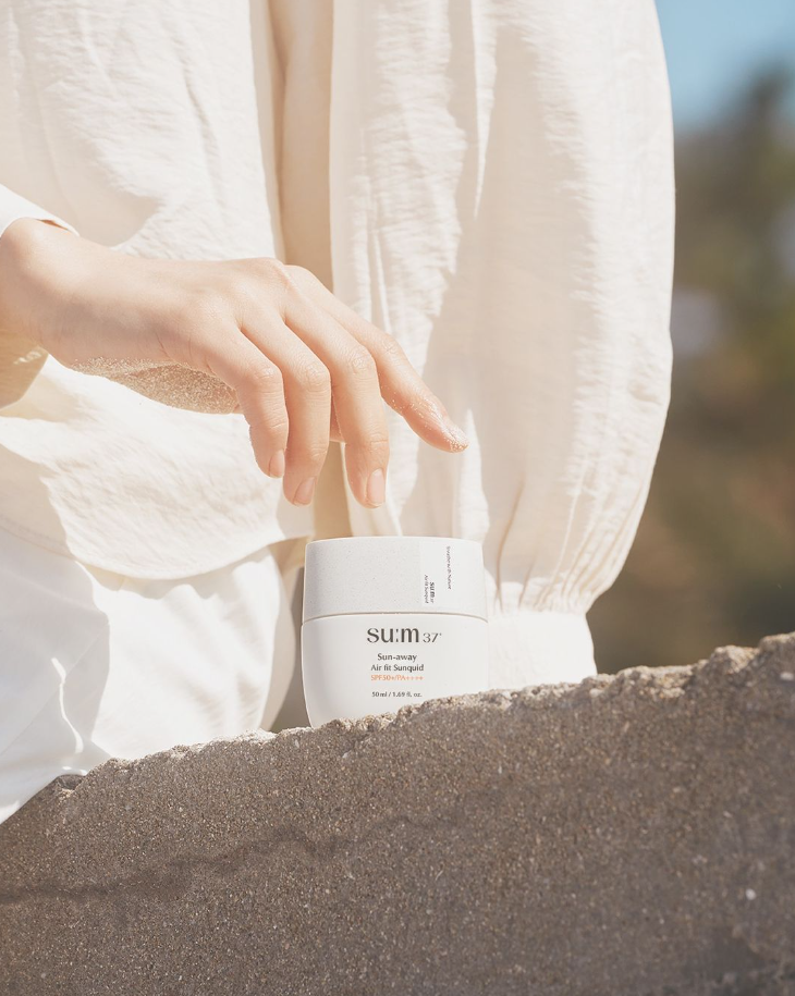 纯净素白典雅的护肤包装设计