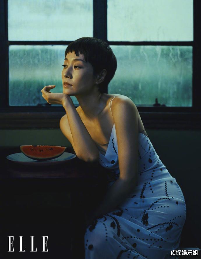 48岁马伊琍最新大片,穿吊带裙个性养眼,短发造型美回“夏琳”