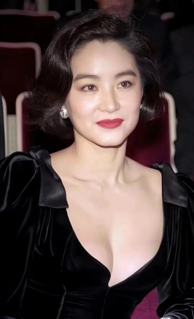 林青霞绝美腰臀比,又瘦又有肉,连脚趾头和粗眉毛都是美的