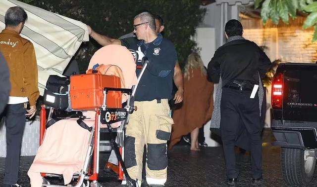 彻底疯了?42岁的“小甜甜”布兰妮仅穿内裤,裹着毯子冲出酒店!