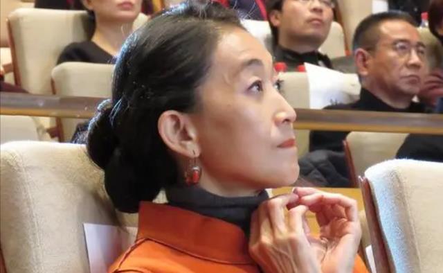 空政话剧团五朵金花，有人大龄单身，有人只恋爱不结婚，最小44岁