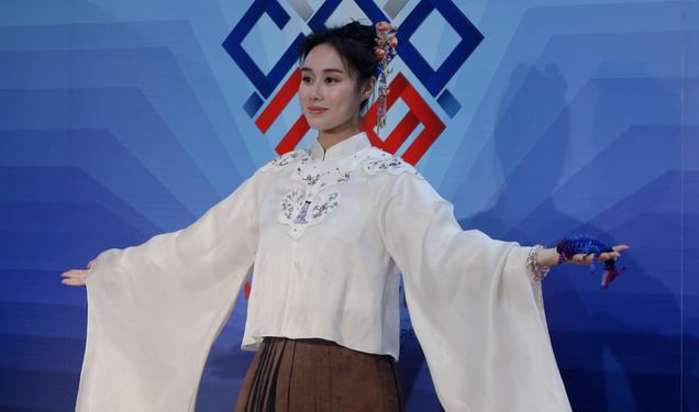 看不上王思聪 , 拒绝霍启山 , 人比天仙美却坚持“0恋爱”, 她啥来头？