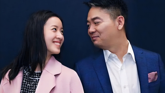 刘强东携娇妻章泽天现身巴黎奥运会,气场强大,8岁女儿身高瞩目