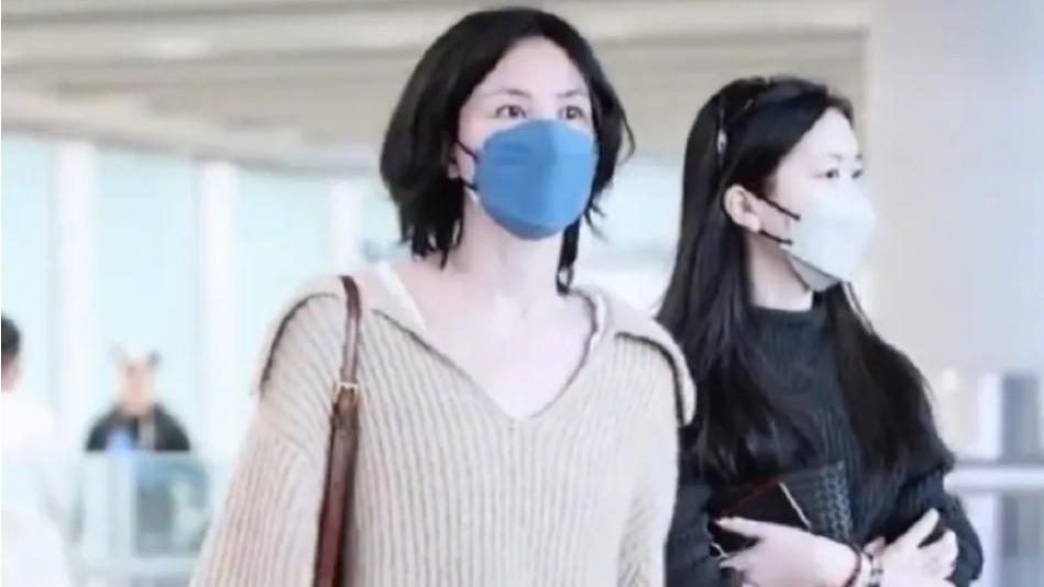 王菲太自信了！直接素颜走机场，穿肥大“宽腿裤”不仅不土，意外美出新高度