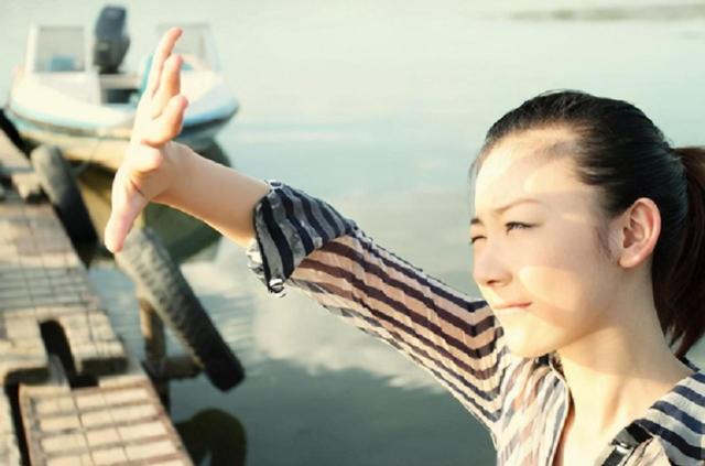 90后人大才女,不顾批评做裸模,衣不蔽体接受采访,如今怎样了