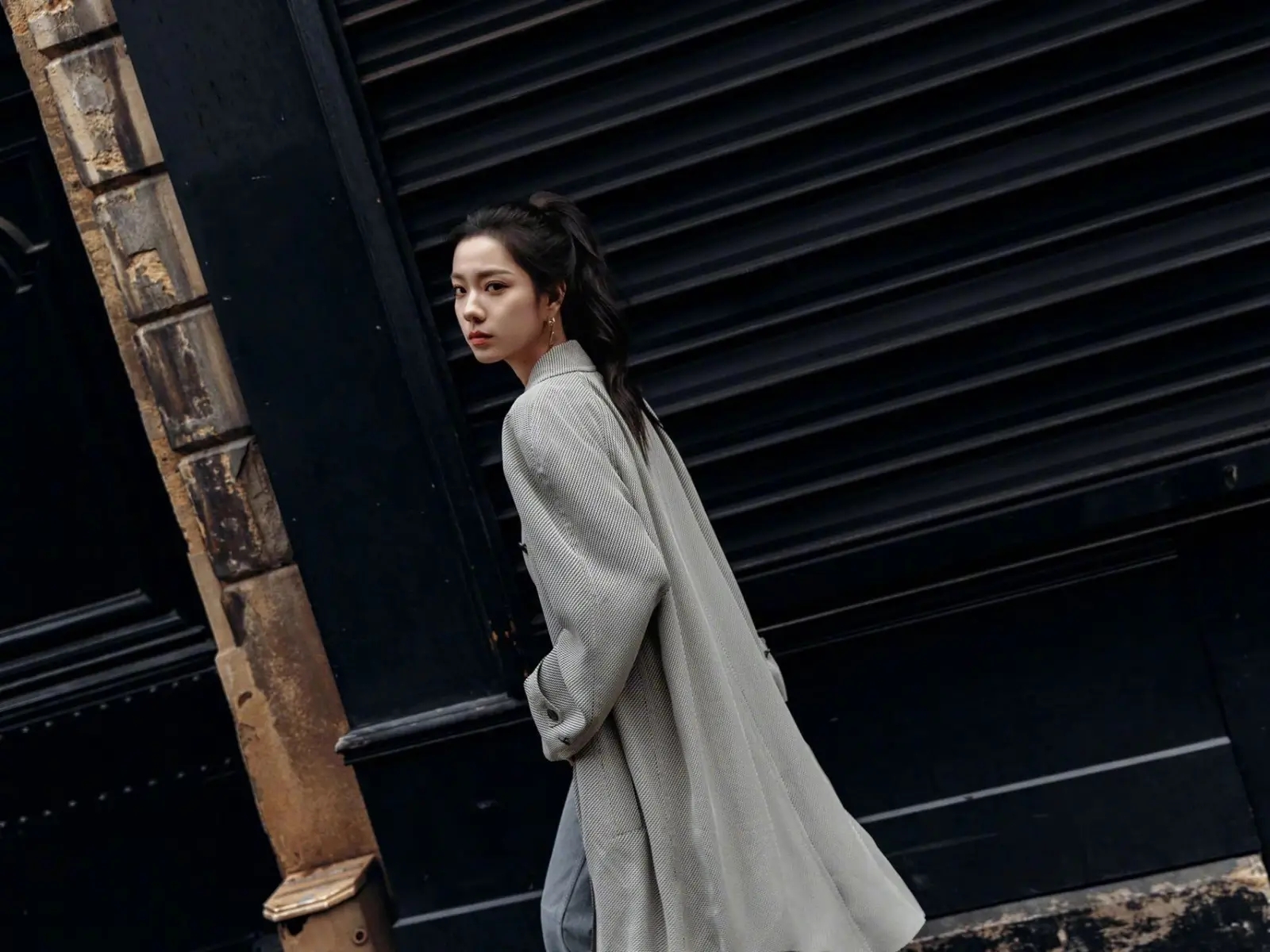 庄达菲首秀巴黎时装周，酷飒裤装搭高马尾引领青春风尚