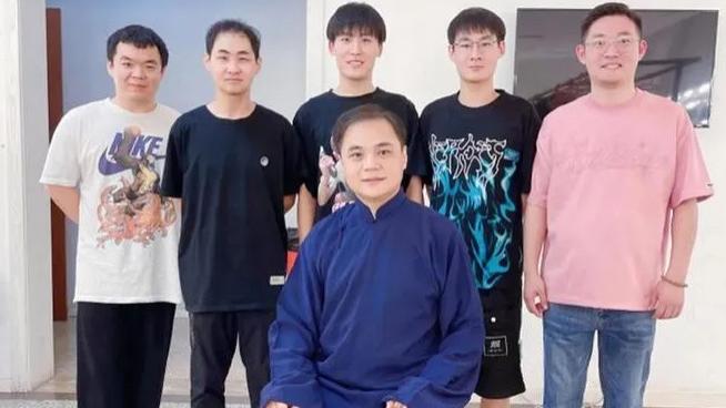 德云社高峰带徒弟看望马志明