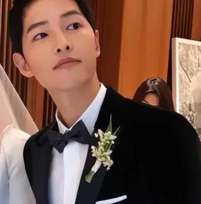 宋仲基秀女儿照片给记者看！语气宠溺：很漂亮吧 混血洋娃娃五官