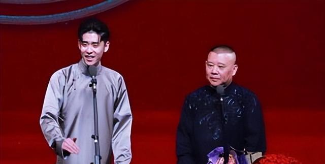 2025德云社封箱演出上热搜了!台上近百人比不了一个张云雷