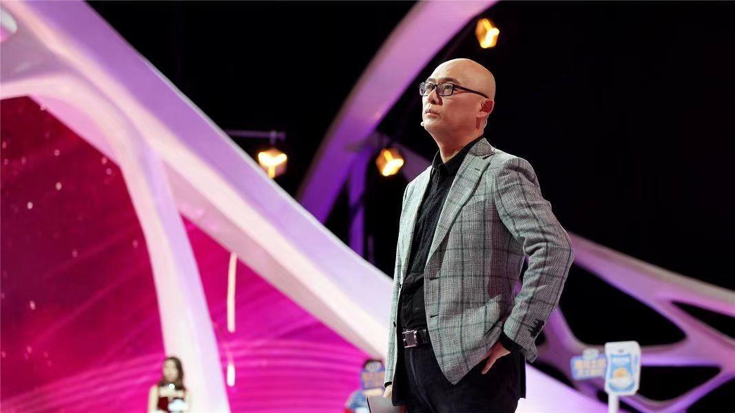 移居美国, 开豪车住豪宅, 48岁的乐嘉, 如今被迫走上了另一条道路