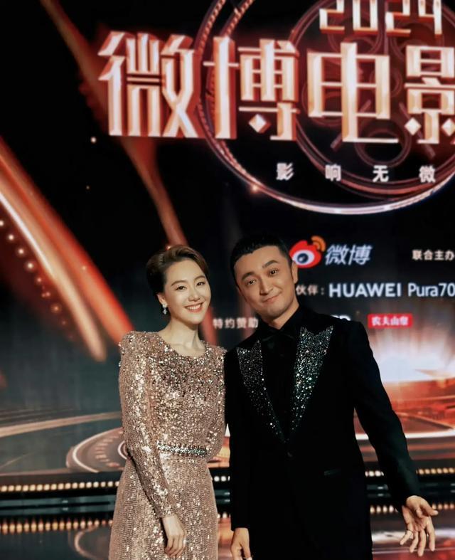 王冠首晒夫妻合照,老公身高180肤色偏黑,俩人牵手相拥好甜蜜