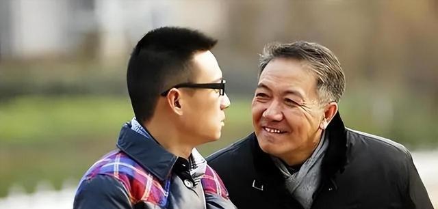 善恶终有报!“抛妻弃子”的李幼斌,如今等来的是儿子30年的报复