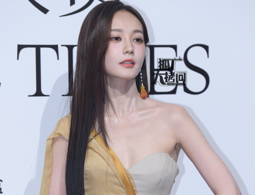 阿那亚这夜!杨幂丰满有料,金晨裸肩诱人,张小斐只惊艳上半身