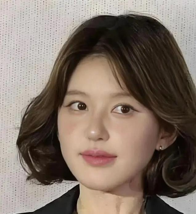 赵露思的照片引热议，网友表示主要是嘴巴，割大了回不去了