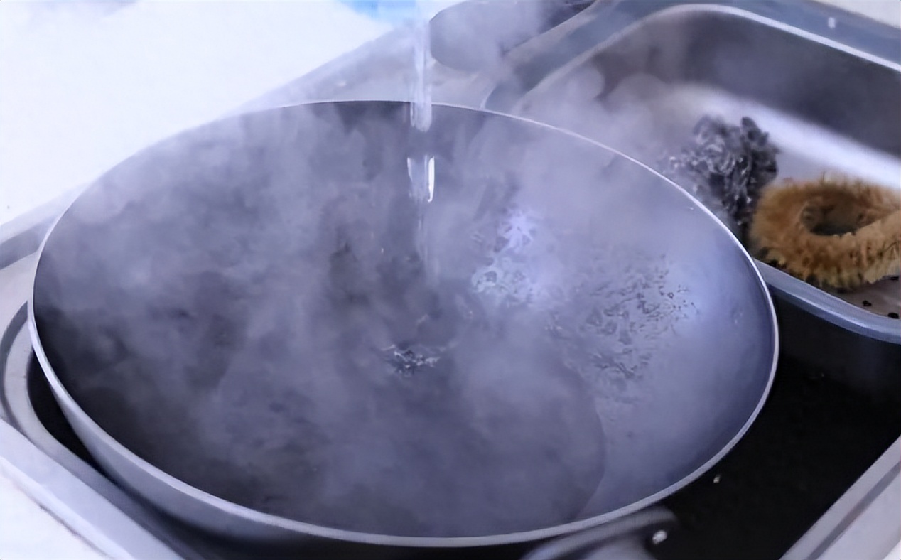 刚炒完菜的锅，为啥不能立马用水冲？听大厨说完，原来我一直做错