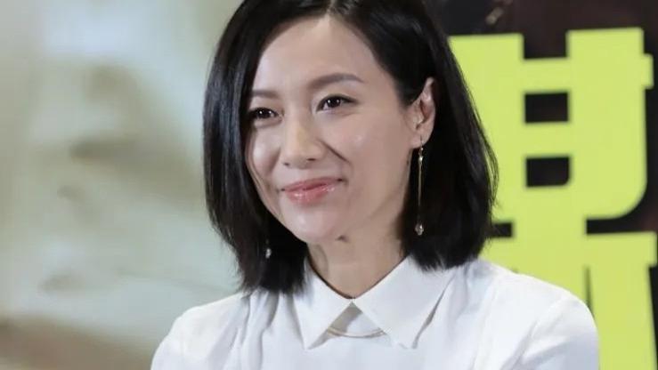 徐静蕾带火了一种衬衫穿搭：配半身裙、小黑裤、短裤，高级又洋气