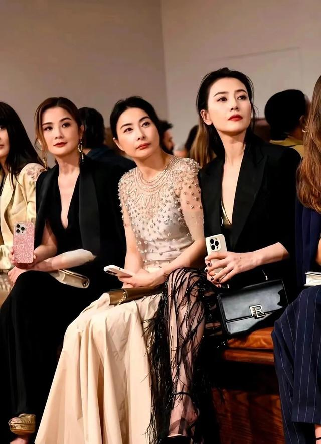 这夜,被45岁高圆圆43岁郭晶晶同框惊艳,对比韩国明星,美的出众