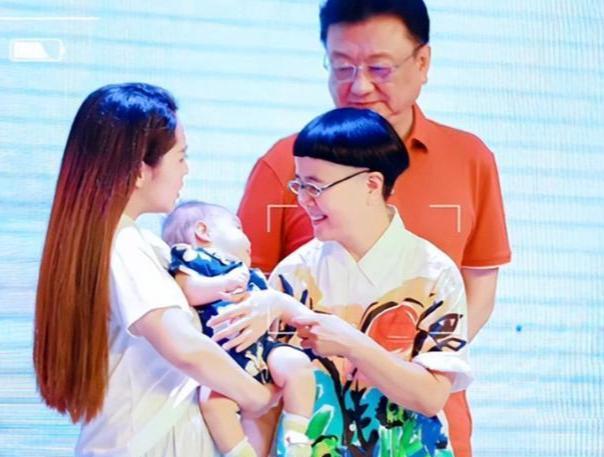 金龟子变“金奶奶”?新发型惊艳亮相,网友直呼“认不出”!