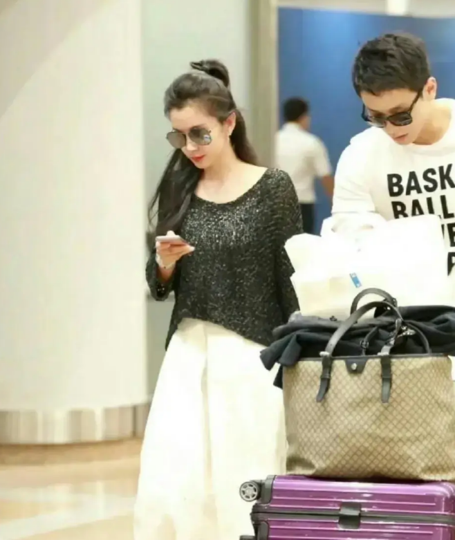 51岁李冰冰和29岁小男友走在一起,好养眼!