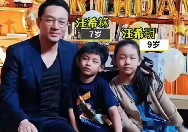 大S疑无时间打扮女儿，汪希玥衣着土气见爸爸，汪小菲却西装革履