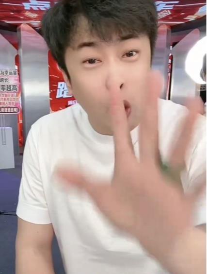 毫不留情面！辛巴复播第一天带货64亿！怒喷叶珂：你是个什么东西