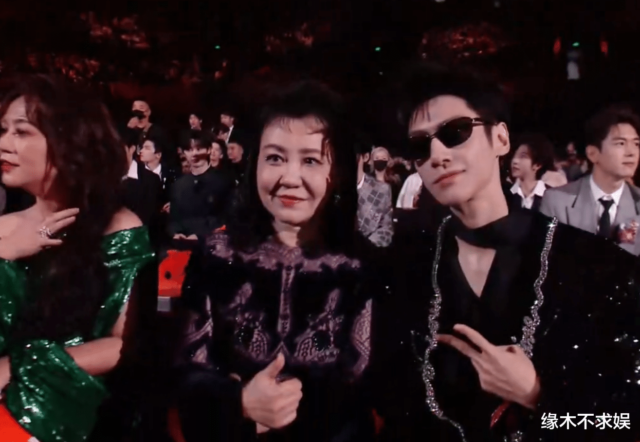 微博之夜内场：沈腾太搞笑，赵丽颖谦卑，肖战探头和杨紫打招呼！