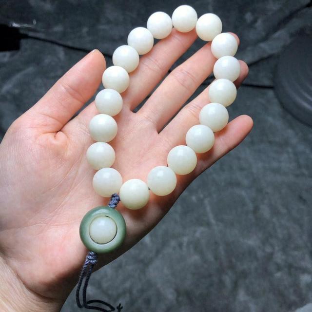 白玉菩提手串的盘玩秘籍:从入门到精通,手把手教你盘活珍宝!