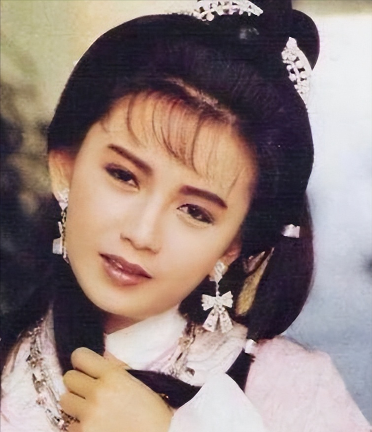 与梁朝伟同居6年分手,独自抚养儿子长大,儿子让她倍感骄傲