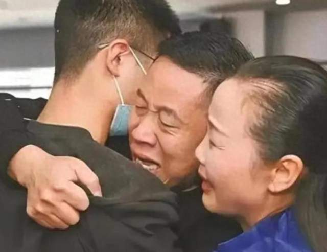 四丫头带三小只回深圳,孙辉仪态被夸赞,孙海洋在老家照顾父亲