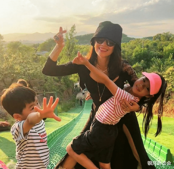 章子怡离婚后暴瘦,首晒儿子正面照,女儿和汪峰一模一样