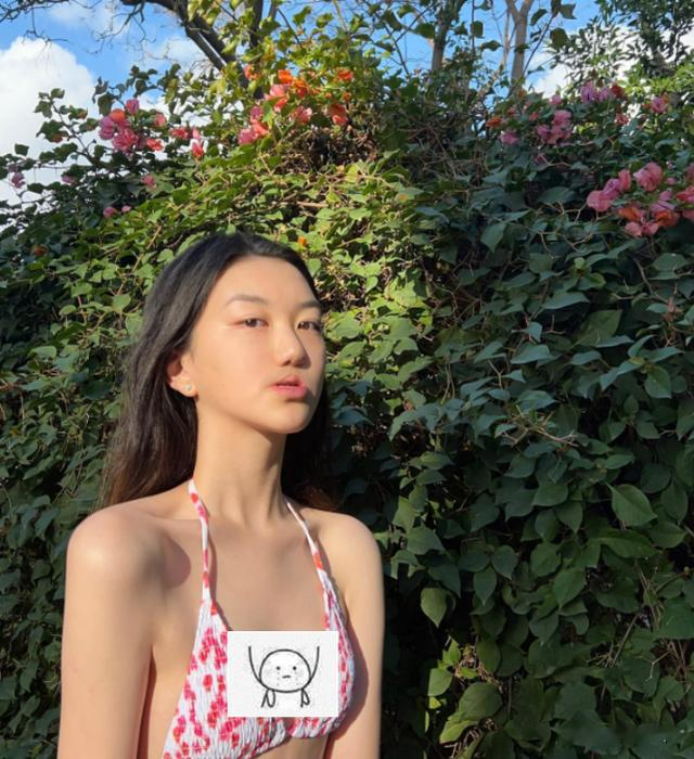 18岁李嫣近照曝光!嘴唇疤痕全消失,气场强大身材高挑,特像王菲