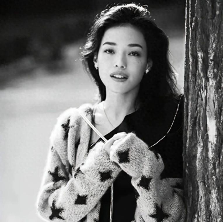 48岁舒淇不顾形象发文，松弛感满满，结婚这8年给她带来了什么？