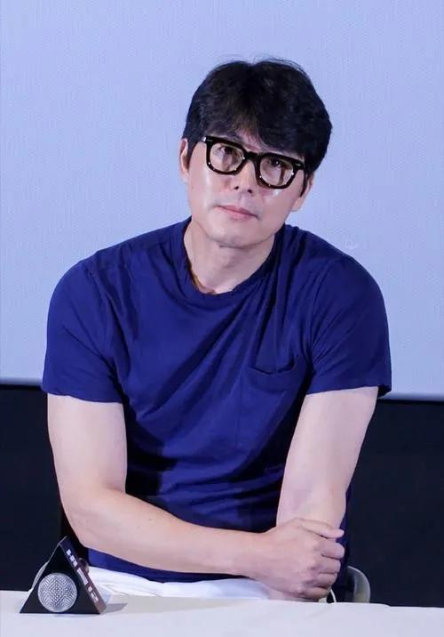 他年轻时相貌平平 ,年老时反成了叔圈男神,28岁还曾情迷李智雅。