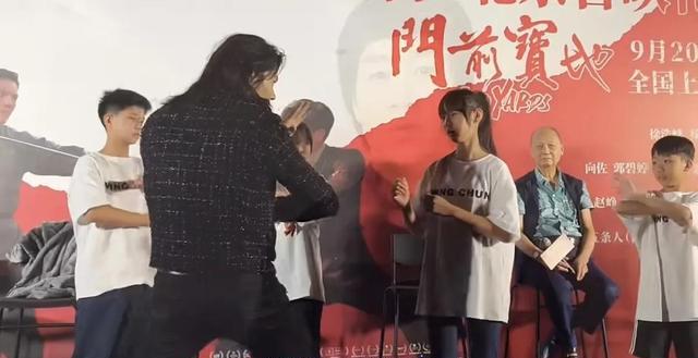 向佐广州k11与男友人吃寿司,打扮正常,路人镜头下面容苍老颓废